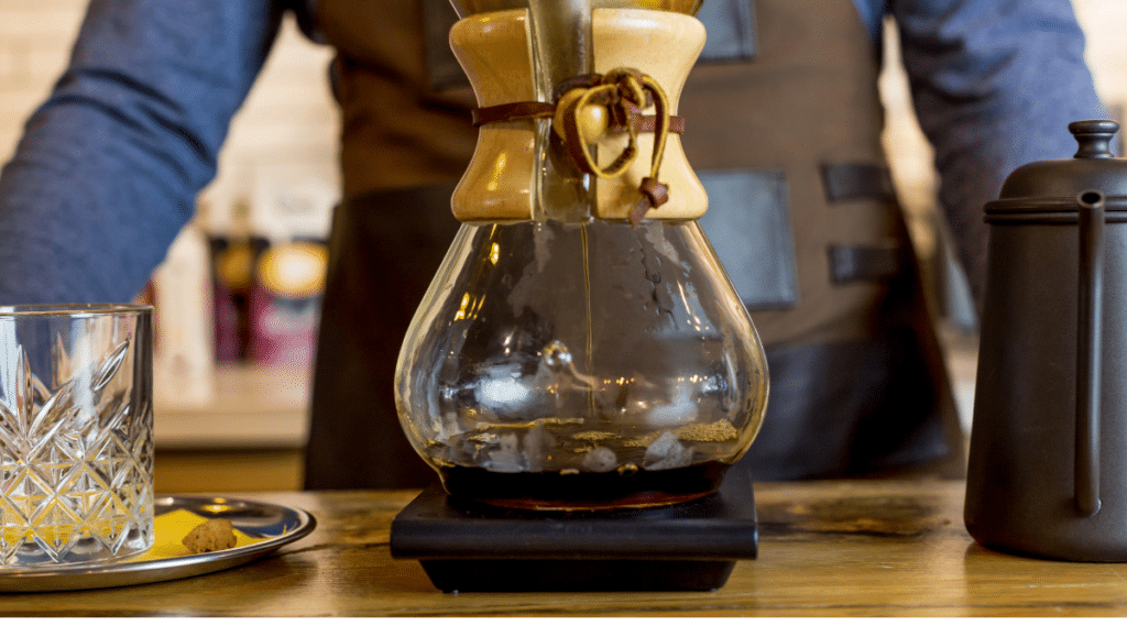 Chemex recommends you use one heaped tablespoon of regular or automatic grind coffee for each 5 oz cup.